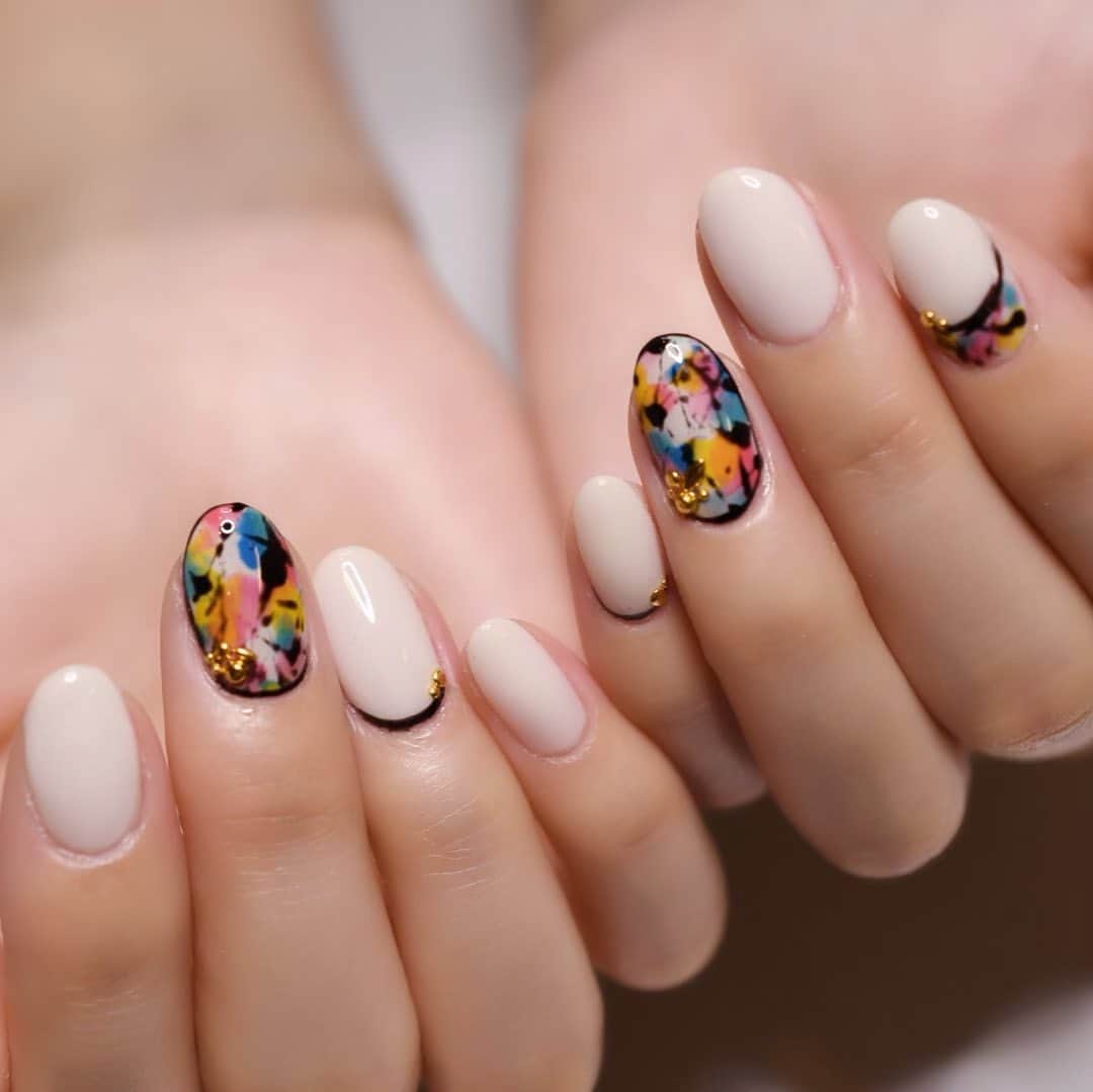 のインスタグラム：「Salon data▼ ＝＝＝＝＝＝＝＝＝＝＝＝＝＝＝＝＝＝＝＝ . CADENAS -nail eyelash salon- ●Nail artist  @yuka.maeda  @yuki_cadenas ●eyelash　@cadenaseyelash  ゲストに愛と感動を…♡ . 【 LINE ＠cadenas 】 ご予約/お問い合わせはLINEよりお気軽に🤲 ▶︎▶︎#cadenasnail デザインアップしてます♡  price…★⭐︎Instagram特別キャンペーン中⭐︎★ . 「インスタ見たよ👀」と LINEからご予約で特別プライス7500円！！ . ※ご新規様限定 ※キャラクターや特殊なエレメント等のみ 別途料金いただく場合ございます🙇🏻‍♀️ . . price…初回8000円（オフ込み） access…大阪市北区堂山町16-1  中崎町駅  徒歩2分/梅田駅  徒歩6分 . tel… 06-4792-8617 ＝＝＝＝＝＝＝＝＝＝＝＝＝＝＝＝＝＝＝＝ . . . .  #中崎町ネイルサロン #梅田ネイルサロン #大阪ネイルサロン #関西ネイルサロン #インスタネイル #instanails #instanail #トレンドネイル #ネイルサンプル #ネオンカラーネイル #ネイルブック #ラインネイル #ネイルチェンジ #今月のネイル #にゅーねいる #夏ネイル #ワンカラーネイル  #ネイル大好き #シンプルネイル #ネイル部 #女子力向上委員会 #女子力 #女子力ネイル #アートネイル #ホワイトネイル #ネオンネイル  #ナノソル #ナノソルcc  #ナノソル販売してます」