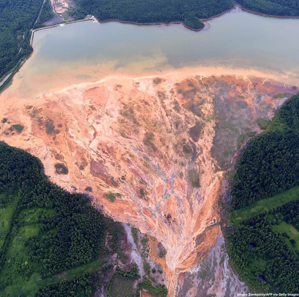ABC Newsさんのインスタグラム写真 - (ABC NewsInstagram)「Orange-colored rivers were captured near the disused copper-sulphide mine near the village called Lyovikha in the Urals.  Russian prosecutors said they were conducting an inspection of a facility supposed to treat acid runoff from an abandoned Urals mine after the photographs emerged.」7月16日 23時26分 - abcnews