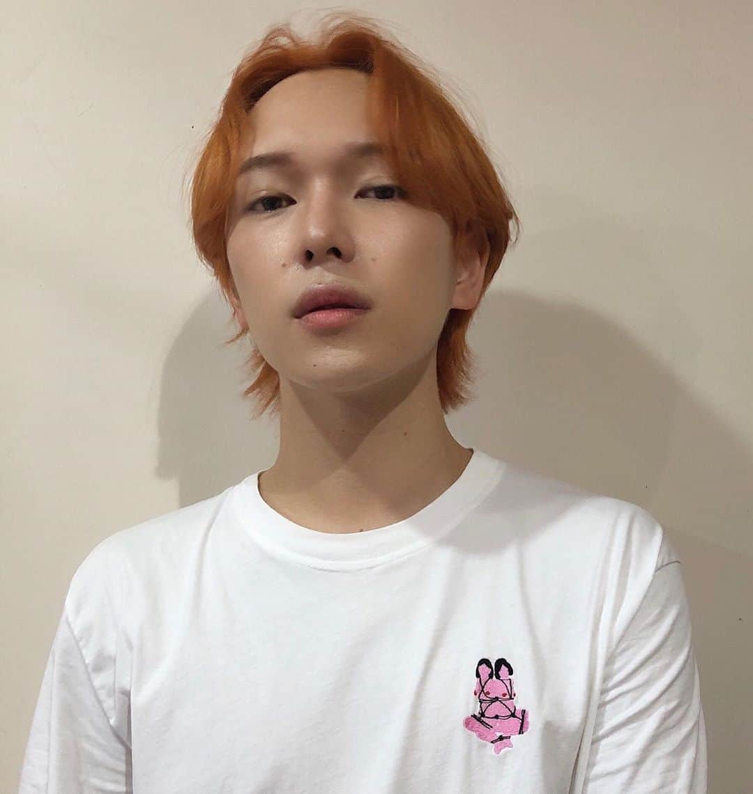 のインスタグラム：「今日はBettie( @bettie_tokyo )さんにヘアメンテへ💇‍♂️🧡　﻿ ﻿ 今までにはなかったオレンジベージュに🍊﻿ ﻿ ピンクも恋しいけど気分的に今回はオレンジ系にしてみました🥺﻿ ﻿ なんだか新鮮すぎてまだ見慣れないけど自分にとってのキーカラー🔑としてビタミンになってくれたらとおもってます🐤﻿ ﻿ 一層映え方もかわってきたりで自分をみせるファッションもメイクもたのしくなりそう！﻿ ﻿ 今回もさかち( @sakachi13 )に🤲❤️ いつも本当に本当にありがとう！！﻿ ﻿ さかちはやりたい色に対して的確にパーソナルにあったカラーチョイスをしてくれるから気になる方は是非さかちへ相談してみて❣️﻿ ﻿ ﻿ではみなさん今日もいい夜を🌉 ﻿ ﻿ #えりあし　伸びてきてくれてうれしいね。生きてるわ」