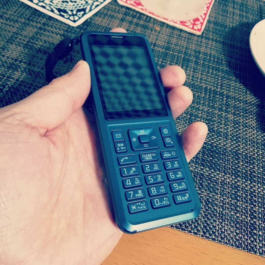 松本隆博のインスタグラム：「。 Ymobileのこのケータイが あほ過ぎて買い換える事に した。ほんと鳴らない。。 掛かってきても時々鳴らない んだほんとだよ。 で、、知ってる人教えて！ ヤフオク等で、、何買えば いい？SIMカード入れ替える だけで良いの？」