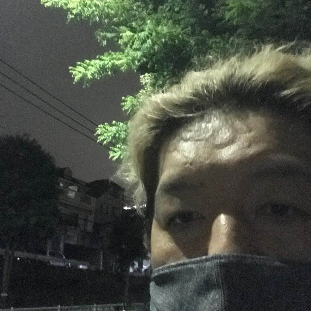石川修司のインスタグラム：「夜のウォーク&ラン。 「香水」歌います。」
