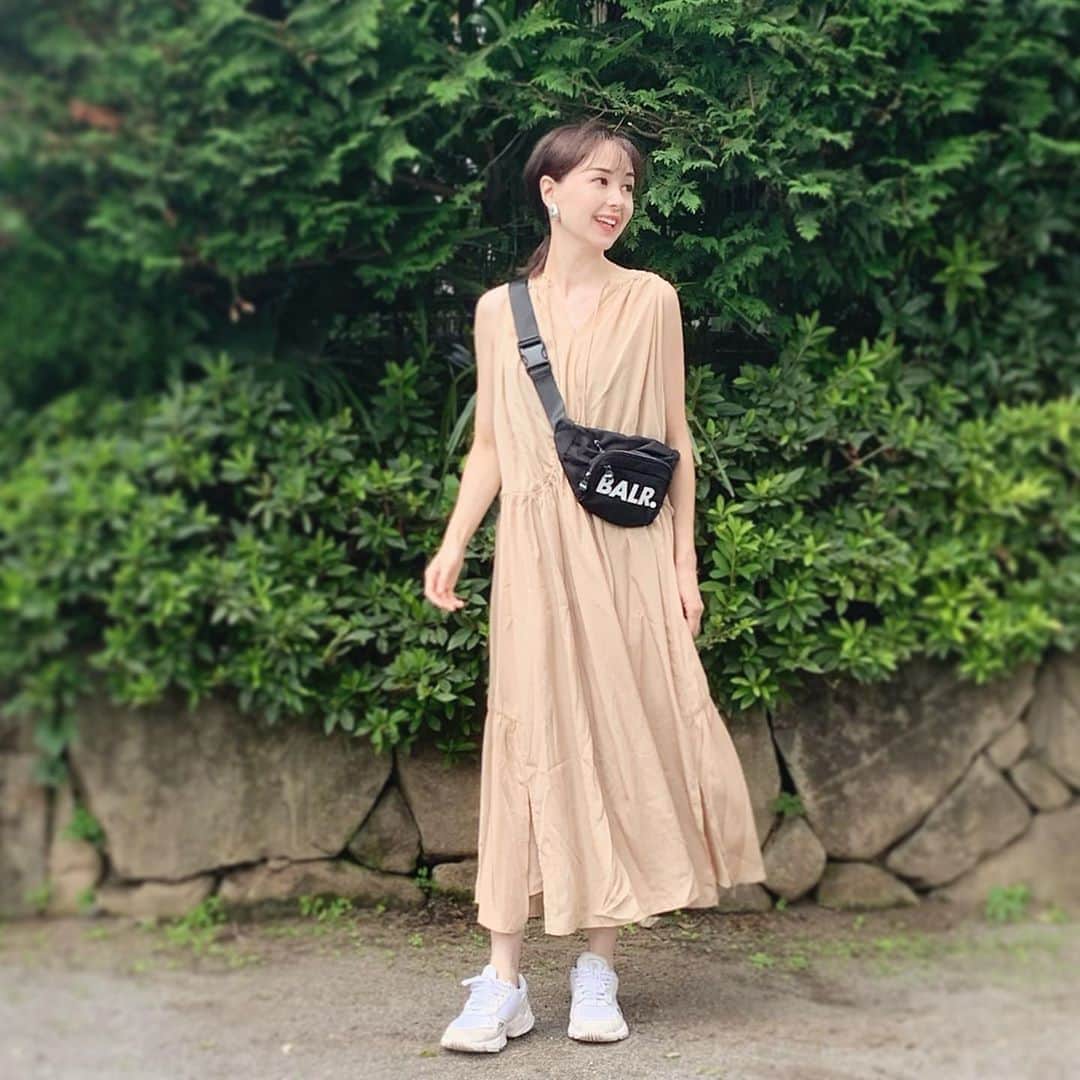 乙黒えりのインスタグラム：「先日と同じワンピ　 前後ろ逆に着てみた！ どっちも使えるワンピース 小物を変えただけでスポーティに。 少しだけ娘と公園お散歩しました。 #ご近所コーデ #ポシェット#BALR#ボーラー #ワンピ#emmi #スニーカー#adidas#ファルコン #ママコーデ#ママファッション #fashion#closet#dress#onepiece #sneakers #bag#balr#sport#outfit」