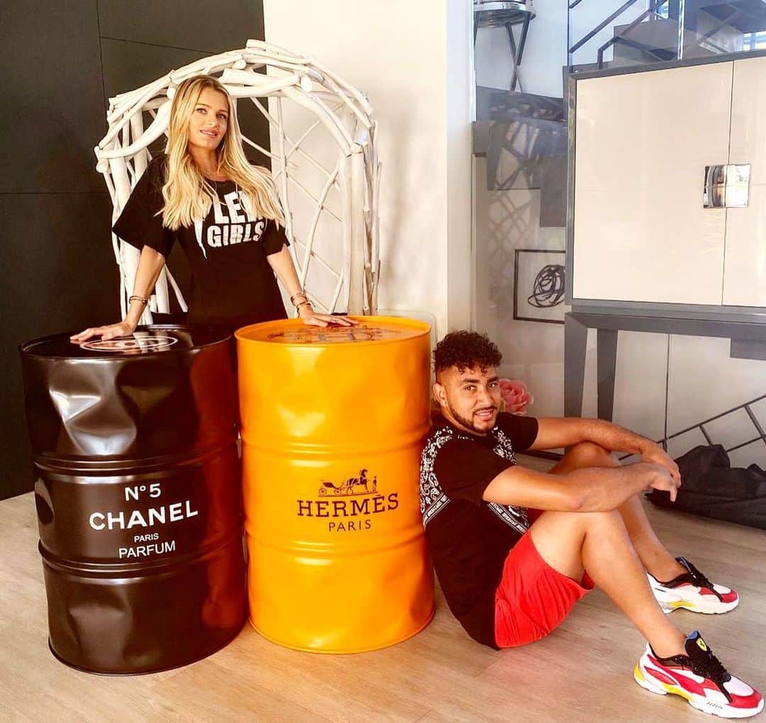 ディミトリ・ペイェのインスタグラム：「Merci à @danyaglam de nous avoir gâtés avec ces magnifiques barils décoratifs」