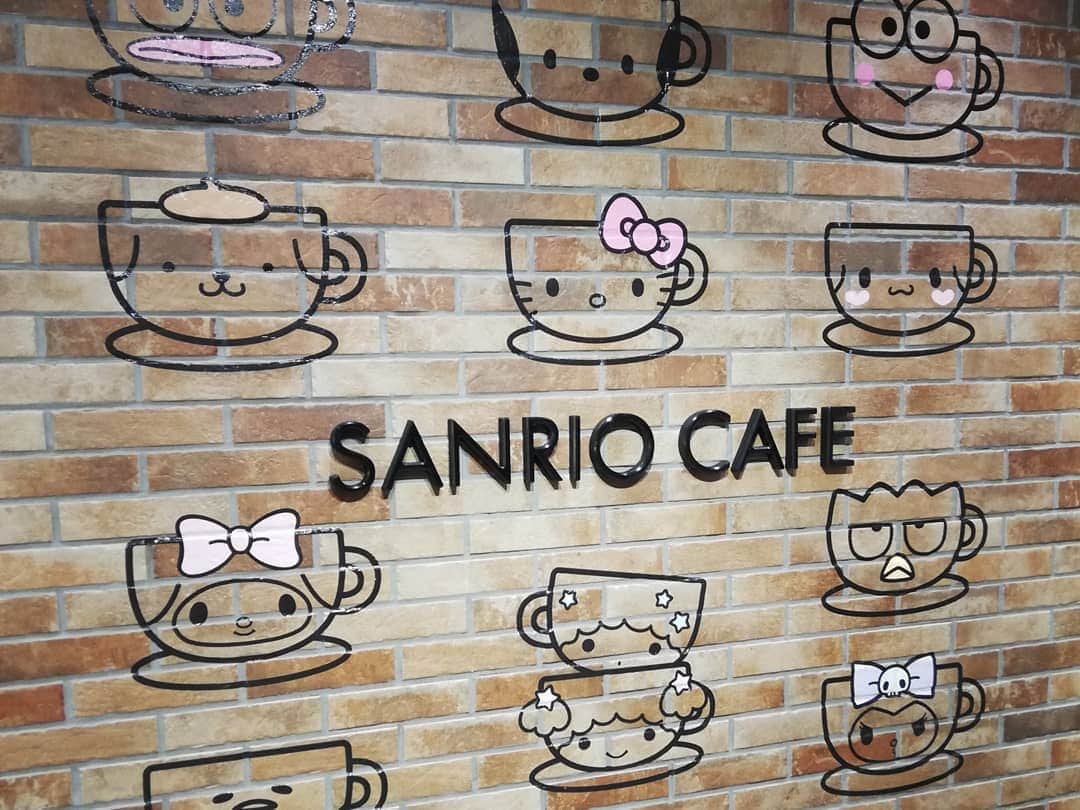 平井“ファラオ”光さんのインスタグラム写真 - (平井“ファラオ”光Instagram)「今行っといた方がいい気がしたので芸能サンリオ部で池袋のサンリオカフェに行ってきました。 多分30代男性3人で来たのは初めてじゃなかろうかい。  #サンリオ #sanrio  #サンリオ部  #芸能サンリオ部  #カフェ #cafe  #サンリオカフェ #池袋 #かわいい #可愛い #カワイイ #kawaii  #増本健一 　 #アントワネット山口  #ハンバーガー #クロミ #クロミ様  #クロミちゃん  #kuromi  #ぬいぐるみ #ポムポムプリン #pompompurin  #ダルンダルンなプリン君 #ダルダルダルン」7月17日 0時00分 - hirapoyopharaoh