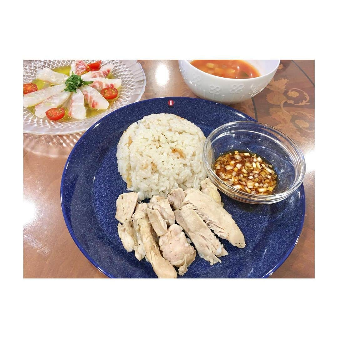 松尾依里佳さんのインスタグラム写真 - (松尾依里佳Instagram)「娘のおままごとのご飯を私が「おいしい〜！」と言って食べると、「よかった〜！…ママのまねっこ！」という娘。 そうか、ママはいつもあなたが美味しいと言ってくれると、そう言ってるのね😅娘から知る自分の口癖。  さて、こちらはいつかの#おうちごはん 初挑戦の#カオマンガイ 炊飯器に材料入れてポンだから楽チン！私はおしゃもじで鶏肉をほぐしちゃう雑さぶり😅 タレが万能。ネギって本当に素晴らしい！  明日はひるおびに出演する日です。 おやすみなさいませ。  #松尾亭の手作りごはん  #炊飯器でカオマンガイ  #真鯛のカルパッチョ #短冊を切っていただくときに薄造りでとお願いするのをいつも忘れる💦 #前日の残りの#ミネストローネ」7月17日 0時10分 - erika.matsuo