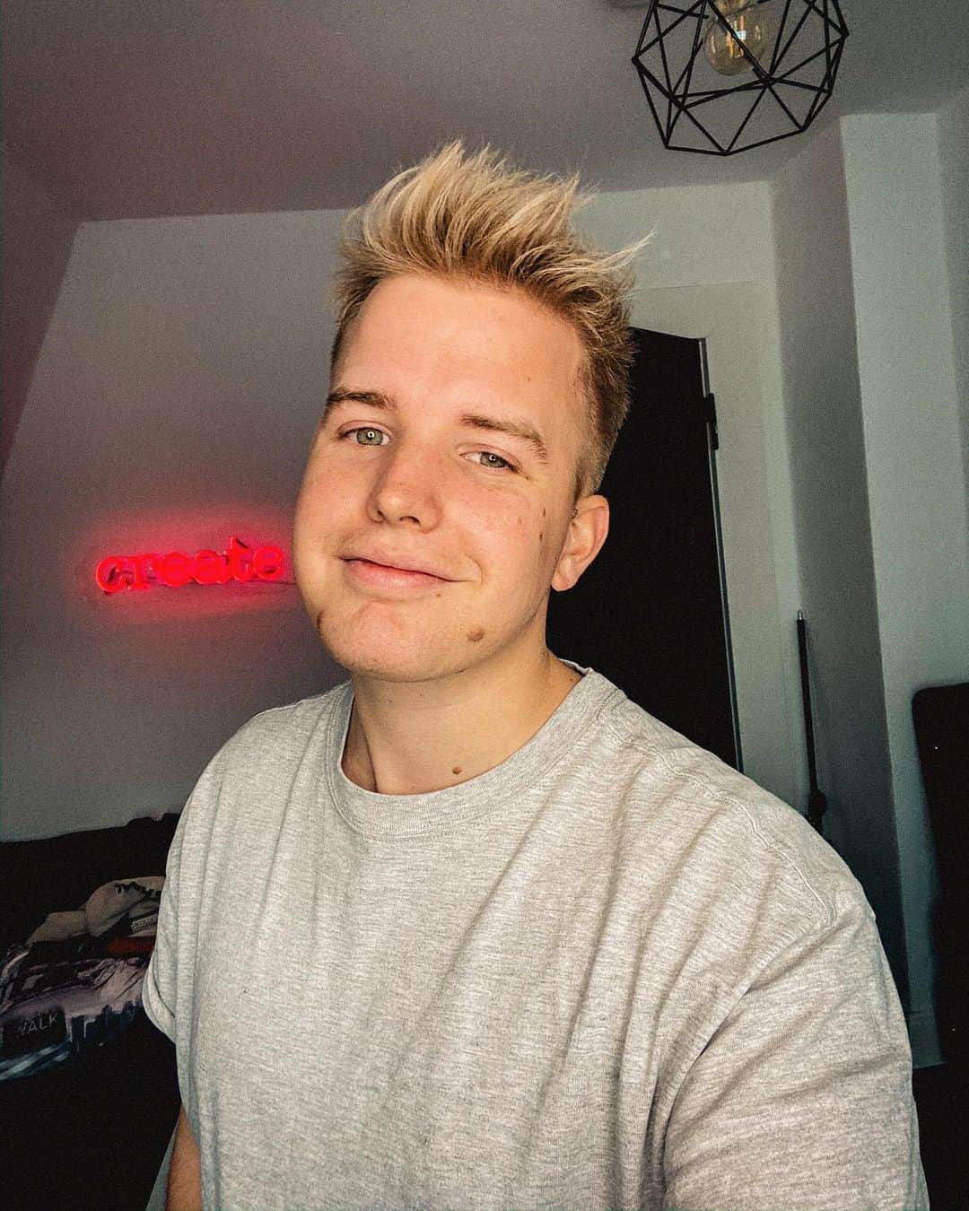 Kayefのインスタグラム：「Hi 👱🏻‍♂️」