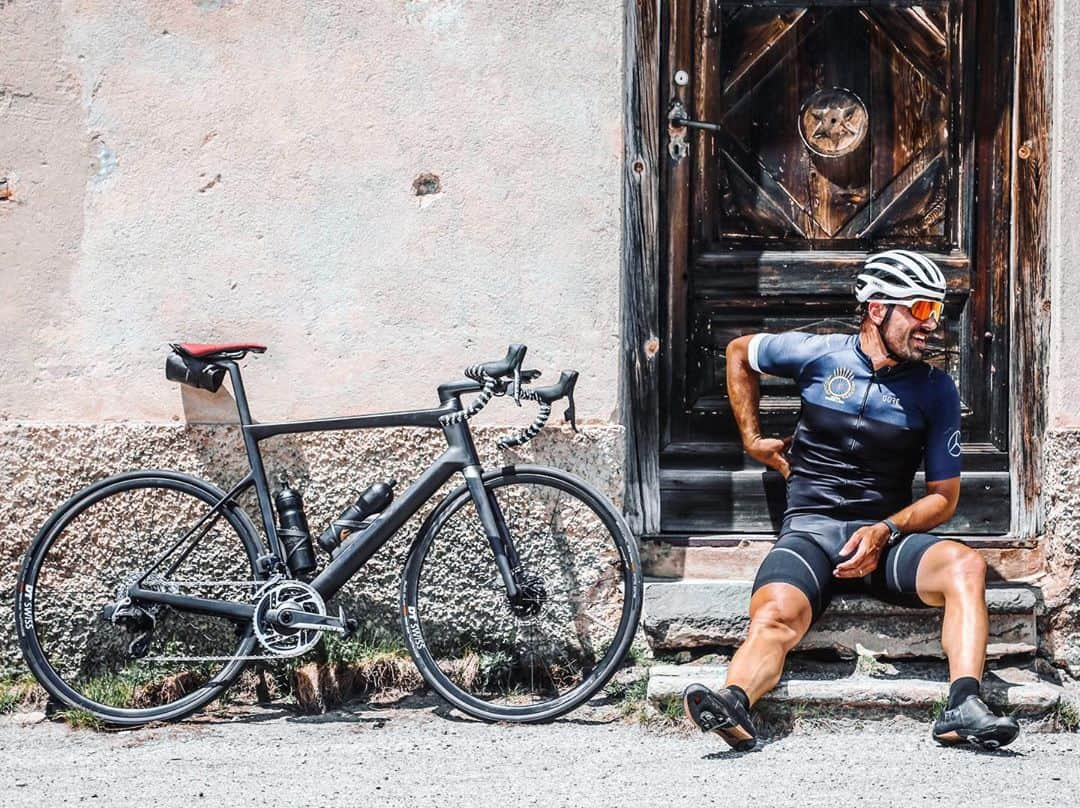 ファビアン・カンチェラーラさんのインスタグラム写真 - (ファビアン・カンチェラーラInstagram)「The @ride_bmc engineers have levelled up again with the new Teammachine SLR.  Just looks fast standing still. 💥 … and trust me, it’s fantastic to ride!🚴🏽‍♂️💨 #Ride_BMC #10YearsInTheLead #BMCTeammachine #TeamCancellara #cycling」7月17日 0時04分 - fabian_cancellara