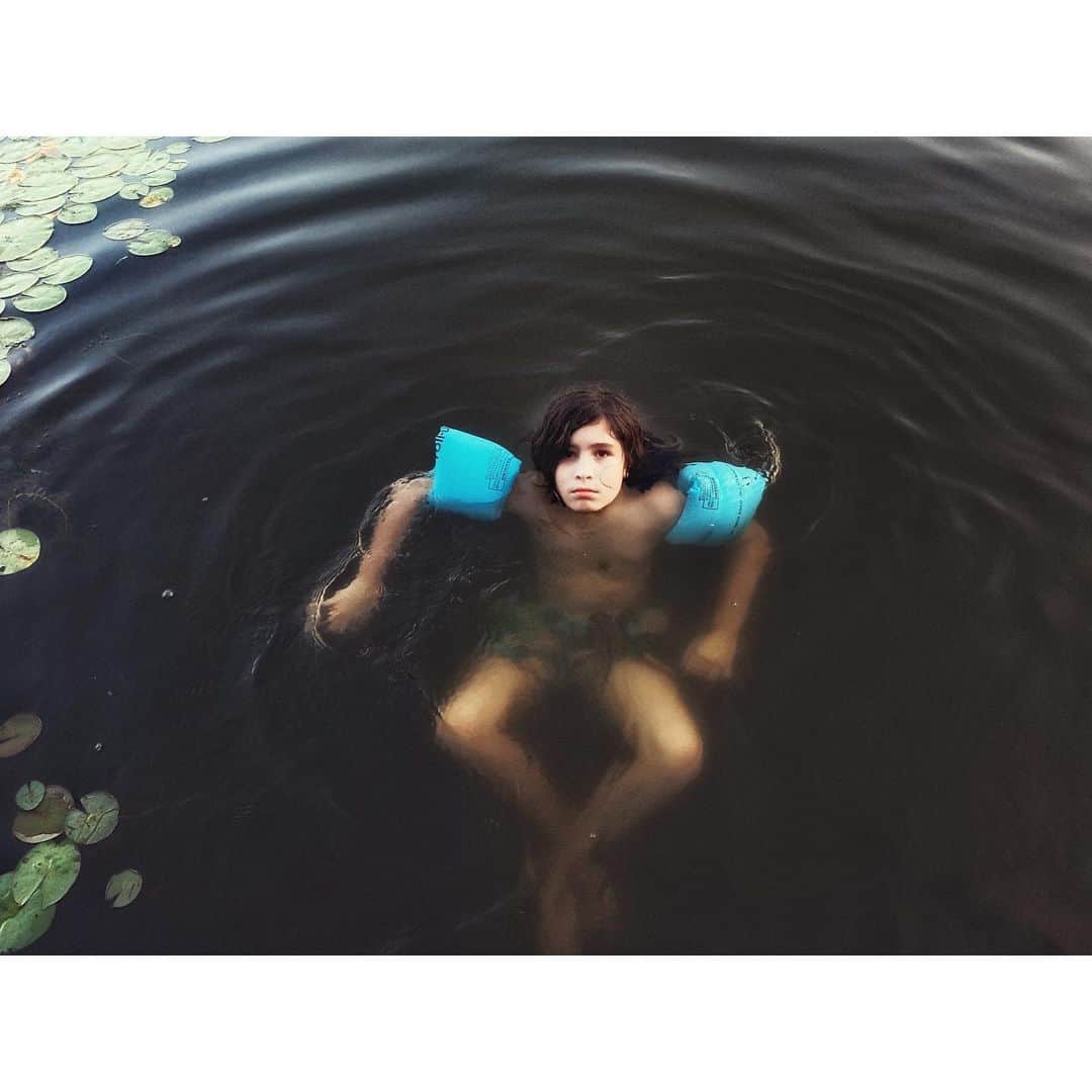 リード・モラノのインスタグラム：「water’s fine @lizlash」