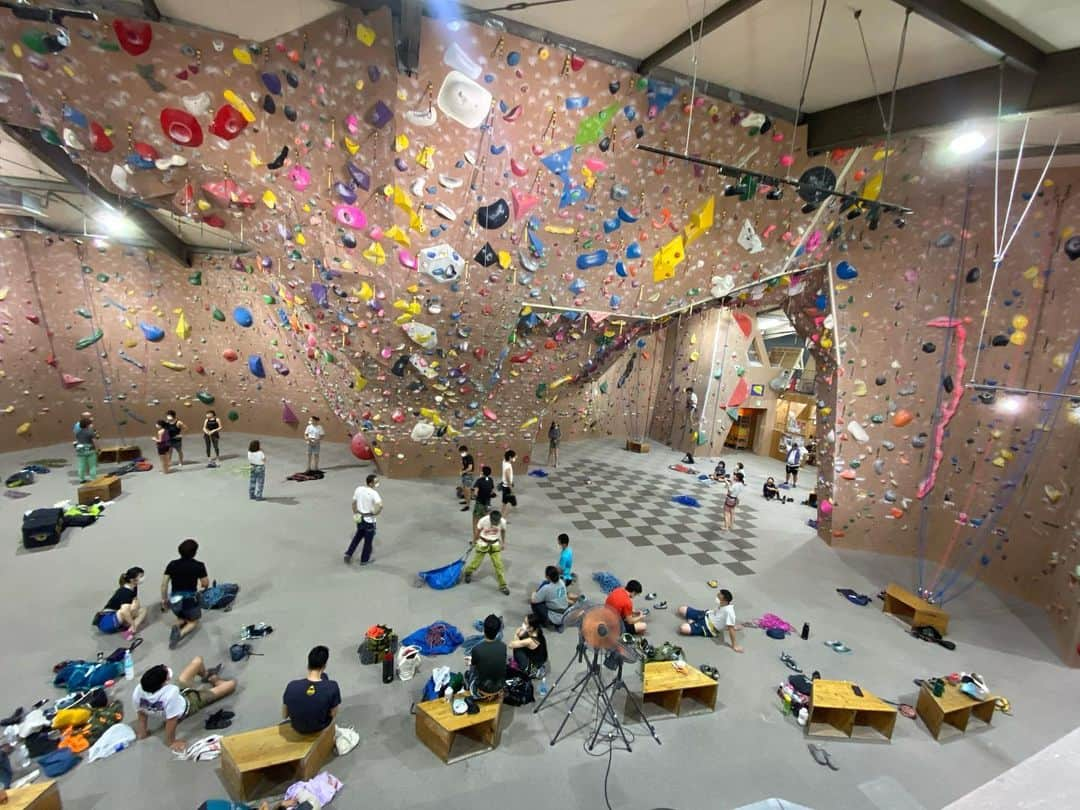 平山ユージさんのインスタグラム写真 - (平山ユージInstagram)「今日も @climbparkbasecamp 長物エリア💨💨眺めが良くて気に入ってる場所✨✨ トレーニングの質も抜群👍👍 20時からの巻き巻きで登り🔥🔥前腕壊滅しました🤣 38手、5.13aの3回目も、、、ダメでしたー😭😭次回だね😎  I climb again  @climbparkbasecamp long circuit area 💨💨and you can have very good quality training 👌👌and same time I love the view from Long circuit area🌈🌈 I started around 20:00 pm. Then I had hard push in short amount of time. I couldn’t finish my project today 5.13a 38moves..anyway my forearms are destroy totally🤣🤣  @thenorthfacejp  @beal.official  @blackdiamond  @climbskinspain  @basecamponlineshop  @basecamp.import  #iruma #武蔵藤沢　#climbparkbasecamp #iruma #saitama #sportclimbing #長物」7月17日 0時07分 - yuji_hirayama_stonerider