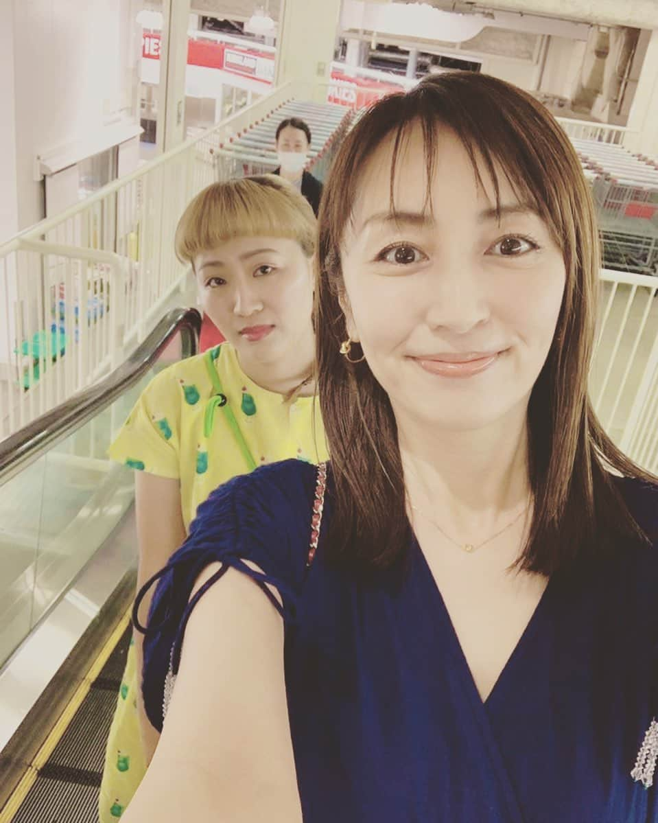 丸山桂里奈さんのインスタグラム写真 - (丸山桂里奈Instagram)「おやすみまえに。 今日も早朝から、あこちゃん😍 朝だよ、6時に幕張だよ、、なのにさ。 こんなーに可愛いあこちゃんは同じ人間では ない気がしてる🥺 最高のいちにちでしたぁ。  #矢田亜希子さん #あこちゃん #3日連続あこちゃん #仲良し #だいすきな人 #もう会いたい #昨日お風呂でずっと #あっという間の待ち時間 #こんなまっすぐな人いるのかね #明日もフルパワーで #いい意味で #インスタバエ」7月17日 0時08分 - karinamaruyama