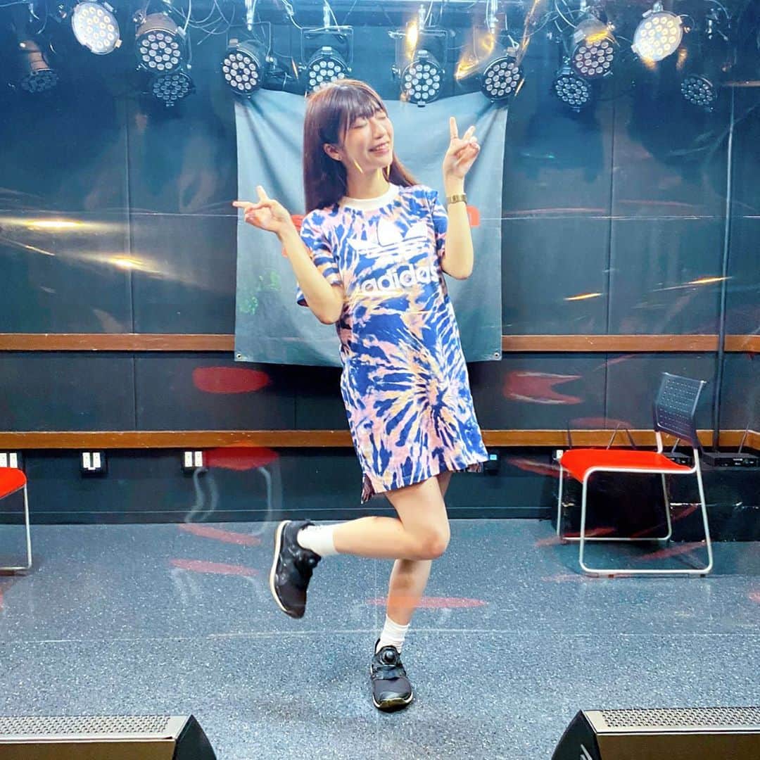 ぱいぱいでか美のインスタグラム：「ちぃちゃんがUTBで着てたadidas！ ꙳ #onepiece #socks #adidas #sneaker #reebok #adidasとreebokは同じ会社なので一緒に履いても良い #俺はインスタグラマーになりてぇ #ハロメンが服を着ると売れる ꙳ ビニール越しの世界。 ちぃちゃん @chisaki__morito.official がUTBで着てたので即ポチったワンピース！ Tシャツの形とかもあってワンピース着ない人もちぃちゃんと勝手にリンクコーデできる。笑 送料無料にするために追加で適当に買った靴下は うつってないんだけど真後ろにadidasのロゴがあって可愛いです。 adidasとreebokは同じ会社だから一緒にしてもいいんだけど adidasとpumaは兄弟喧嘩なので一緒にしない というマイルール。笑 . 今日は楽しかったなー！久々のdues！ 見てくれた人〜ありがとうございました☻」