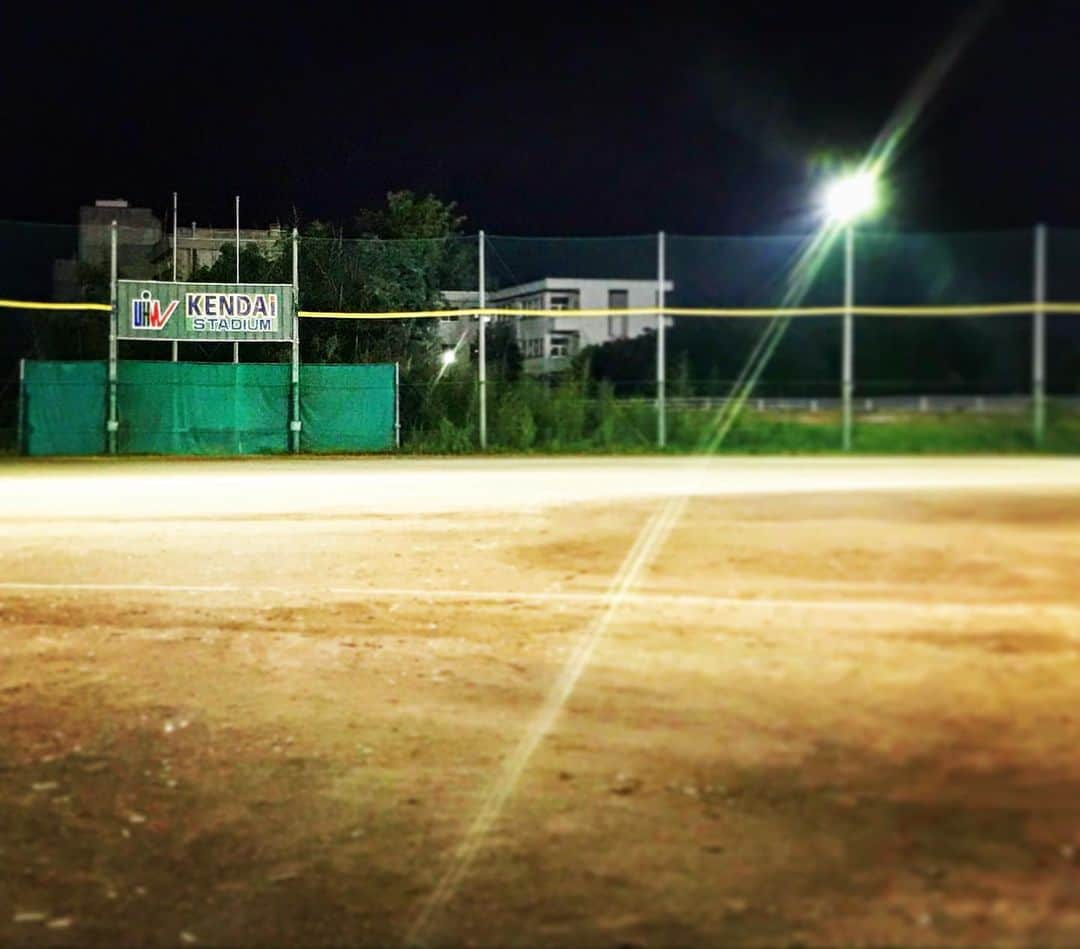 小松正英さんのインスタグラム写真 - (小松正英Instagram)「. 今年の夏の甲子園は、選手権大会ではなく交流試合という形での開催。  各都道府県でも3年生に集大成の場を作ろうと、代替大会を予定しています。  群馬大会はいよいよ18日から始まります。  先日、その代替大会、交流試合という2つの大きな大きな夏に向けて準備を進める、健大ナインを訪ねました。  昨年群馬で開催された秋の関東大会に3位で出場すると、下克上を成し遂げ優勝。 その勢いのまま、明治神宮大会でも初出場で準優勝。 一気に甲子園大会での活躍が期待される存在に。  しかし、今年の高校野球は春のセンバツに続き、夏の大会も中止が決定。 思わぬ形で甲子園優勝という夢が潰えてしまいましたが、グラウンドには最後の夏に全力で挑もうという選手、スタッフ、チームの姿がありました。  これまで群馬の高校野球で、初めての応援席リポーター、初めての優勝インタビュー、昨年の夏まさかの初戦敗退となった試合の実況、そして局アナとして最後の高校野球取材となった明治神宮大会、更には甲子園大会中止のインタビューと、記憶に残る様々な場面で関わらせてもらったのが健大高崎高校でした。  エースの下 慎之介、キャプテンの戸丸 秦吾のバッテリーをはじめ、能力の高い選手が揃う今年の代。  例年とは異なる形になった分、一生記憶に残るであろうこの夏でどんな機動破壊を見せてくれるのか、注目したいと思います。 . . . #高校野球 #初めての夏 #記憶に刻む夏へ #健大高崎 #機動破壊 . . そして嬉しい再会もありました。  2014年、2015年に取材させてもらい、教員、指導者として健大に戻って来たOBです。 甲子園出場を経験している彼が、選手に1番近い立場から声を張り上げチームを鼓舞する姿にも胸打たれました。」7月17日 0時23分 - masa_fb.ank