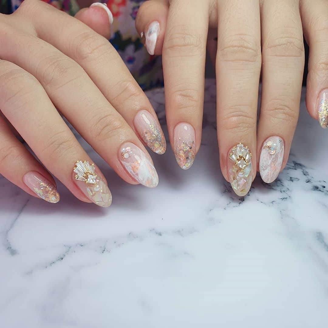 Yingさんのインスタグラム写真 - (YingInstagram)「Marble nails done with PREGEL Tulle Grege as the base, #110 White and PREGEL Art Liner in White for the marbling. Super textured layered glitter tips done with PREMDOLL B10 and B37 and Aurora Flakes in Citrine, as well as holographic foil and rose gold leaf flakes.  Design from @nails.by.caryn  Items can be purchased at @nailwonderlandsg 🤗 . . . 🛒 www.nailwonderland.com⁣⁣ 📍20A Penhas Road, Singapore 208184⁣⁣ (5 minutes walk from Lavender MRT)⁣⁣ .  I am currently only able to take bookings from my existing pool of customers. If I have slots available for new customers, I will post them on my IG stories. Thank you to everyone who likes my work 🙏 if you need your nails done, please consider booking other artists at @thenailartelier instead ❤  #ネイルデザイン  #ネイルアート #ネイル #ジェルネイル #nailart #네일아트 #pregel #プリジェル #nails #gelnails #sgnails」7月17日 0時25分 - nailartexpress
