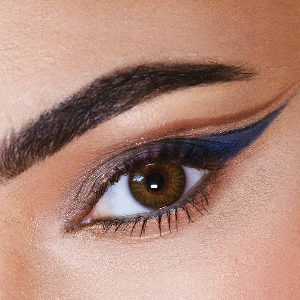 Maybelline New Yorkさんのインスタグラム写真 - (Maybelline New YorkInstagram)「Drop a 💙 below if this is your new fave color combo! @tani_garcha is serving some serious #EyesCanTalk inspo using our new #colorstrike eyeshadow shades! Get her look with shades ‘chase’(lower lash line), ‘flash’(inner corner), & ‘ace’ outer corner/wing). For best results: dip & twist before every strike!」7月17日 0時25分 - maybelline