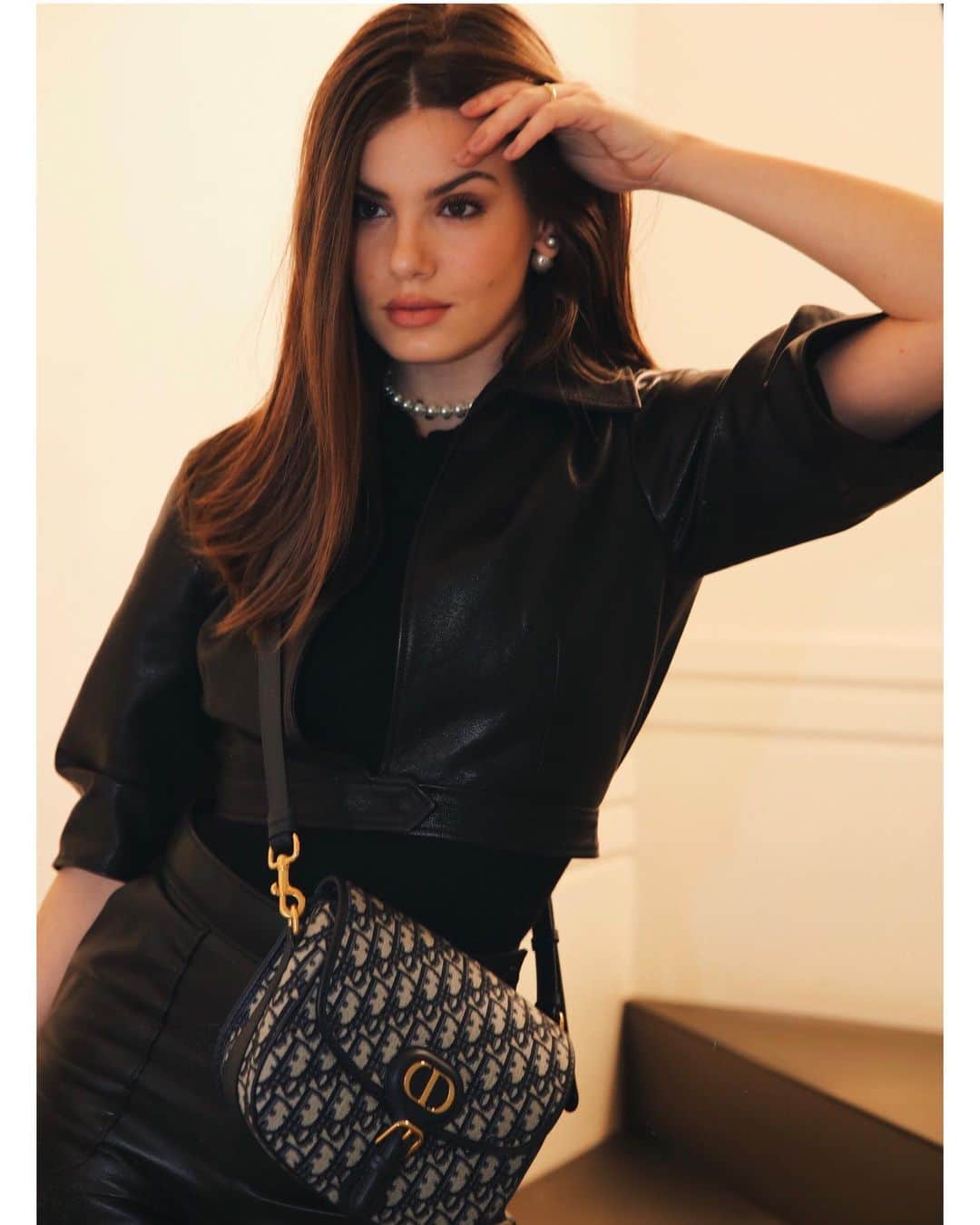 Camila Queirozのインスタグラム：「A convite de @dior gostaria de apresentá-los #DiorBobby a nova bolsa desejo da marca. Criada pela diretora criativa da Dior @mariagraziachiuri a bolsa #DiorBobby traz o nome do cão amado de Monsieur Dior, Bobby.  Linda, elegante e exprime a essência contemporânea de @dior. Amei! Não vejo a hora de poder usá-la por aí! 🌹 #suppliedbydior」