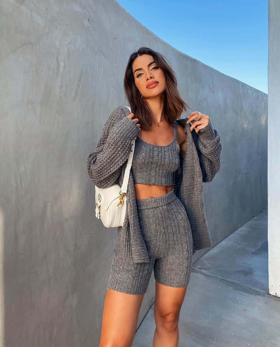 Camila Coelhoさんのインスタグラム写真 - (Camila CoelhoInstagram)「casual & cozy 🐰 #ootd  ————- Casual e confortável (amando esses conjuntinhos pro dia a dia)! Feliz Quinta pra vcs! #lookdodia #diorbobby」7月17日 0時30分 - camilacoelho