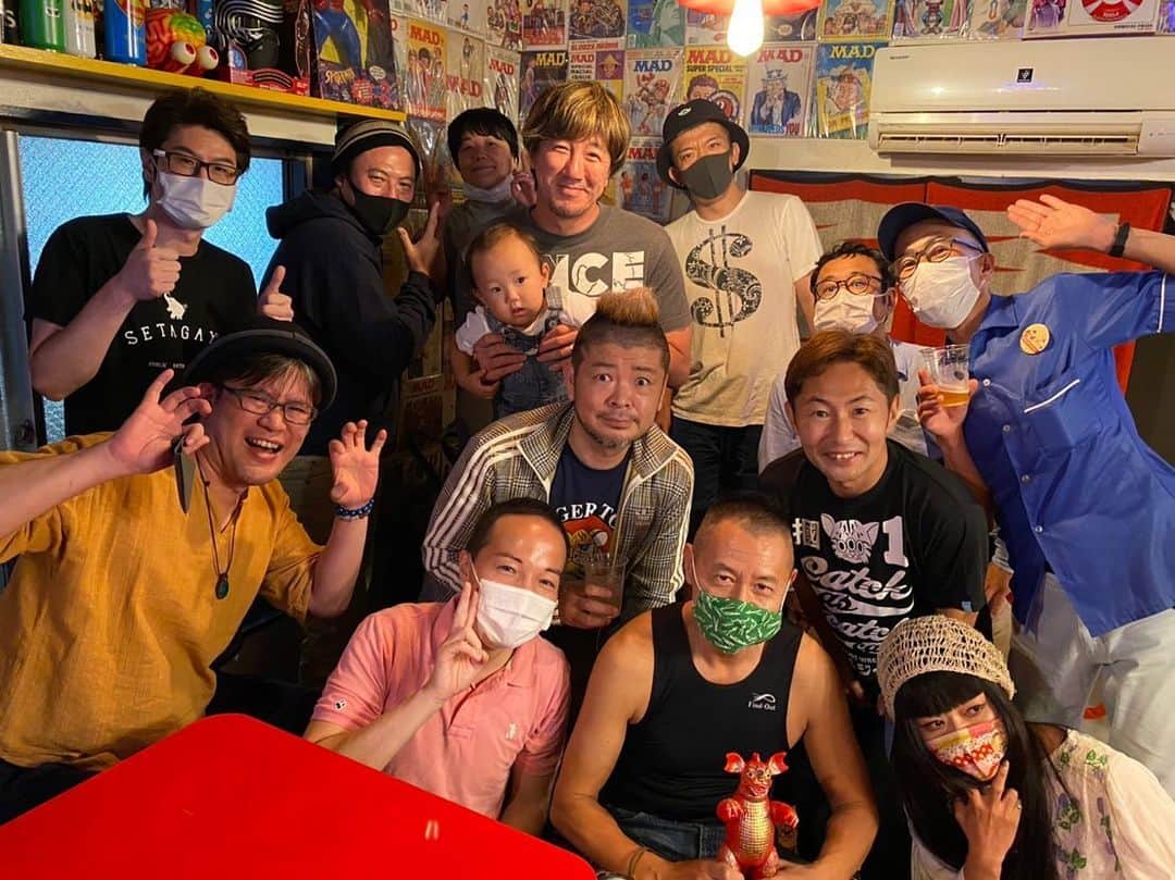 なべやかんさんのインスタグラム写真 - (なべやかんInstagram)「‪UMA研究家・天野ミチヒロさん還暦祝い。‬ ‪天野さんと知り合って39年になるのか！‬ ‪時が経つのって早いな。‬ ‪39年間、天野さんは怪獣とウンコの話ばかり。‬ ‪これからは、もっとダメな老人になって下さいね。‬ ‪お誕生日おめでとうございます🎂‬  #天野ミチヒロ #未確認生物 #未確認生物研究家 #uma #グッドバイブスバー #下北沢 #還暦祝い」7月17日 0時35分 - yakan_nabe