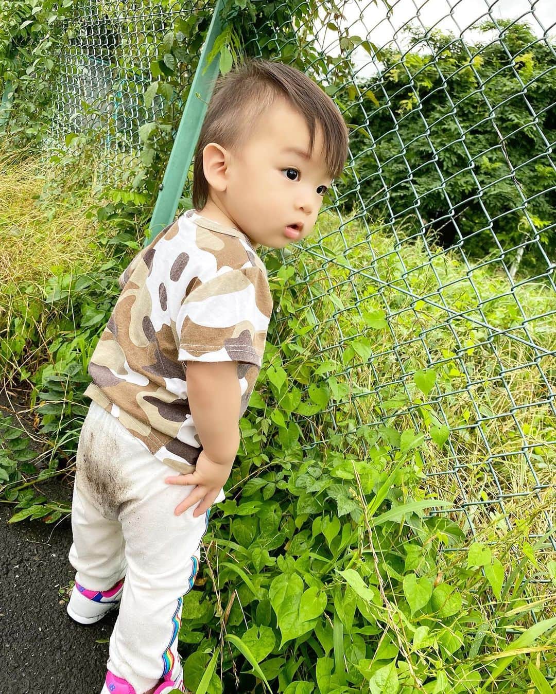Momoeのインスタグラム：「. . #ケツの汚れを落とすのも母ちゃんの仕事 . .   #家事 #育児 #family #家族 #boy #smile #男の子 #息子 #code #love #lucky #kids #子供 #thankyou #宝物 #ベビー #fashion #follow #心 #縁 #パパ #ママ #家族写真 #男の子ママ #赤ちゃん写真 #photo #子育て #1歳 #flower」