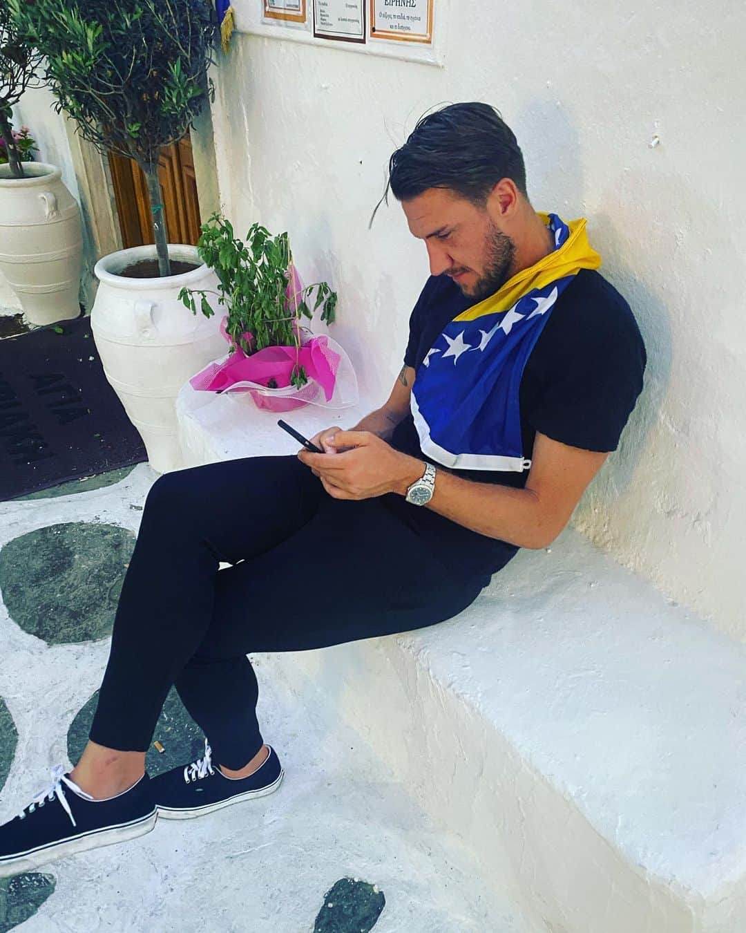 エルミン・ビチャクチッチのインスタグラム：「My country, my pride,...always with me! 🇧🇦 Mykonos you always put a smile on my face. Thank You again for new memories and the love! ❤️ #vacation #mykonos #livelovelaugh #representing #godisgreat #allthewayup #thatway」