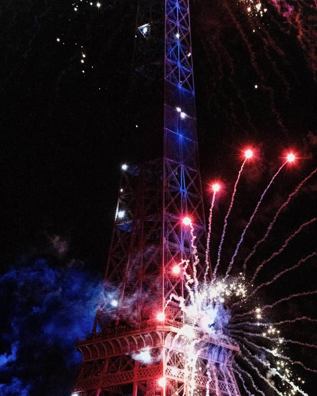 NICOLAS SIMOESさんのインスタグラム写真 - (NICOLAS SIMOESInstagram)「Edits from a magical night 🎉」7月17日 0時46分 - nicolassimoes