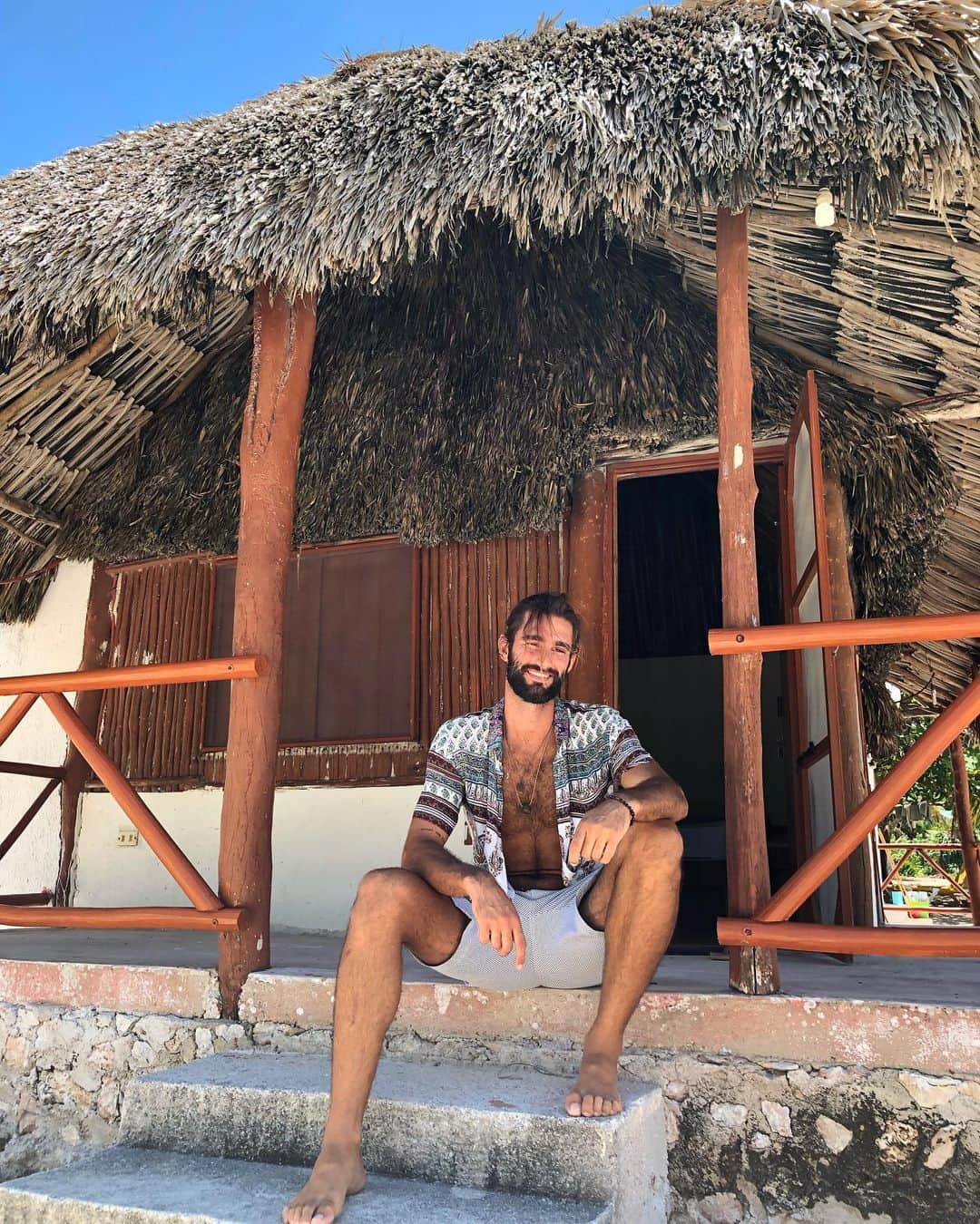 Ricardo Baldinさんのインスタグラム写真 - (Ricardo BaldinInstagram)「Sweet memories from our simple yet cozy cabana by the beach in Mexico. Me and @isabellapitaki spent few days here dreaming of a lovely future, one that we are living now ❤️ #tbt #love」7月17日 0時49分 - rbaldin