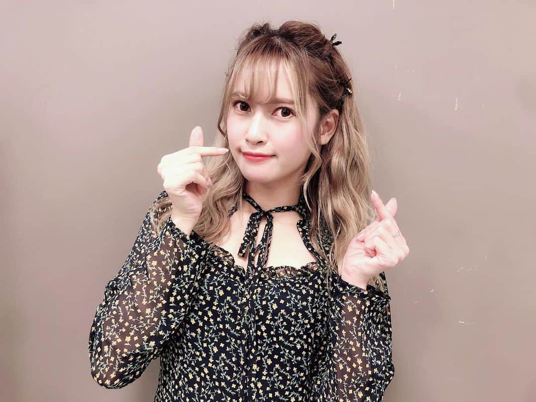 のインスタグラム：「本日もTBSテレビ 「中居大輔と本田翼と夜な夜なラブ子さん」 ご視聴いただきありがとうございました💖 スタジオの席に座ると緊張してテンションマックスになり空回りまくり🥺💦恥🤢 3週連続ありがとうございました♡ 👗styling @goya_the_magnum_8p  👱🏻‍♀️hair @ryohei_kishino_16  . #TBS #夜なラブ　#中居大輔と本田翼と夜な夜なラブ子さん　#❤️ #衣装」
