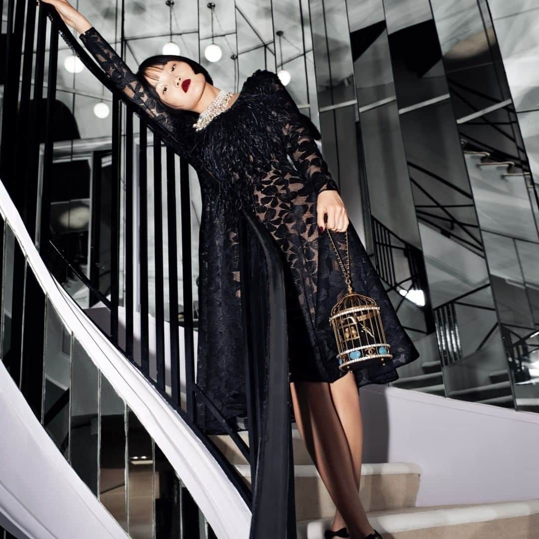 シャネルさんのインスタグラム写真 - (シャネルInstagram)「Gabrielle Chanel’s emblematic black and white palette and symbols inspired Virginie Viard in the creation of the Paris – 31 rue Cambon 2019/20 Métiers d’art collection, now in boutiques.  #CHANELMetiersdart #CHANEL @Le19M #Le19M @MaisonDesrues #Desrues @Maison_Lemarie #MaisonLemarie @MaisonMichel #MaisonMichel @Lesage #Lesage @Massaro_Paris #Massaro @MelodieMcDaniel @PanHaowen」7月17日 1時02分 - chanelofficial