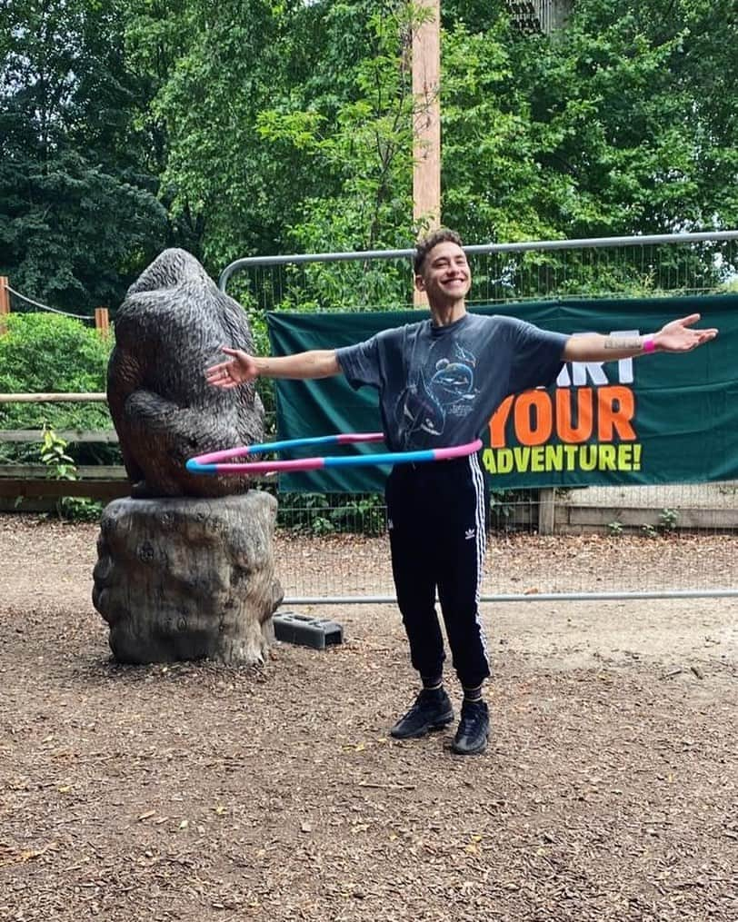 YEARS & YEARSさんのインスタグラム写真 - (YEARS & YEARSInstagram)「thank you so much for all your birthday messages 😍 😭 we had a really fun day going to go ape, also i’m learning to hula hoop. i’m so happy to be 30 ☺️」7月17日 1時03分 - yearsandyears