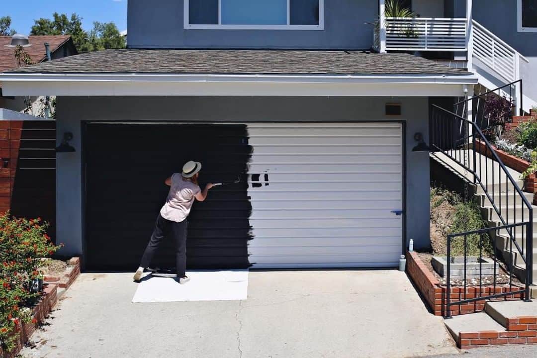 HGTVさんのインスタグラム写真 - (HGTVInstagram)「🚨 Weekend project alert! 🚨 You can update your garage door in a weekend without breaking the bank. 💸 A can of paint and a few budget-friendly materials are all you need to give your tired garage door a modern makeover. 😍 Get the details at the link in our bio. 🎨⁠ ⁠ #garage #makeover #budgetdesign #curbappeal⁠」7月17日 1時01分 - hgtv