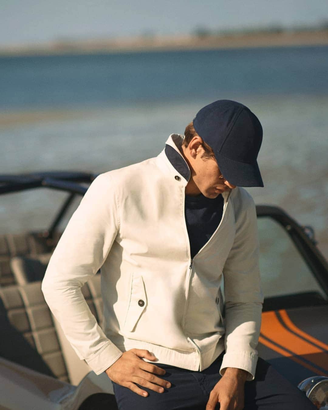 ハケットのインスタグラム：「Clean lines, a strong silhouette and neutral colours make for a powerhouse combination. Whether you’re dressing up or down this summer, our seasonal staples have you covered. Shop this look and more by heading to the link in our bio now. #STAYHackett」