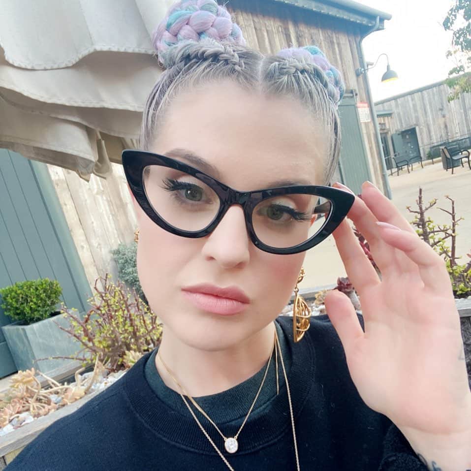 ケリー・オズボーンのインスタグラム：「What do you guys think of my new glasses? I fujucking love them!!!! They give me major @michellevisage vibes!!! #sickening 😉💜🤓」