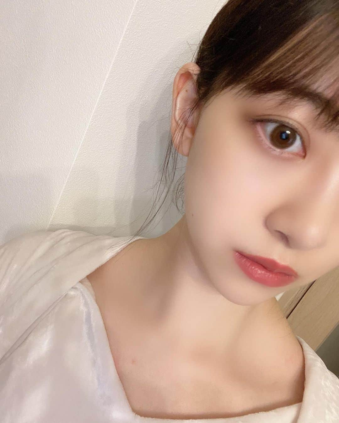 堀未央奈さんのインスタグラム写真 - (堀未央奈Instagram)「‎𓂃 𓈒𓏸  ⇨ IGTVで実践した マニッシュメイク🧼  わたし自身での投稿は一旦 今回のを持っておしまいにします🧼 またお会いできたら 嬉しいです❤︎☁️  たくさんのコメント、いいね ありがとうございました〜  パネル展 #堀未央奈展 もよろしくお願いします  そして2nd写真集 " いつかの待ち合わせ場所　" わたしの宝物🧴🦢 たくさんたくさん 見てください  ‎𓂃 𓈒𓏸  #乃木坂46 #堀未央奈 #みおなメイク」7月17日 1時12分 - horimiona_official