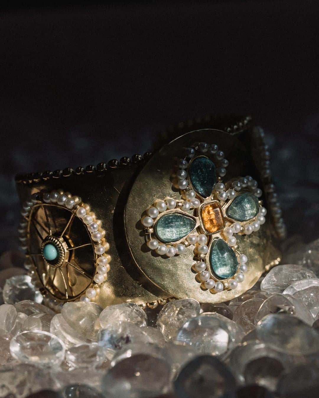 グーセンス パリのインスタグラム：「VENISE cuff soaked in a 24-carat gold bath, yellow gold color, adorned with tinted and natural rock crystal cabochons, freshwater pearls and turquoise.」