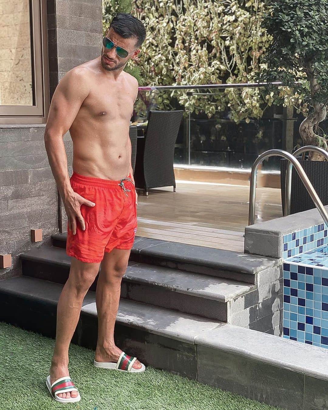 オマル・アッ＝ソーマのインスタグラム：「☀️🏊🏼‍♂️」