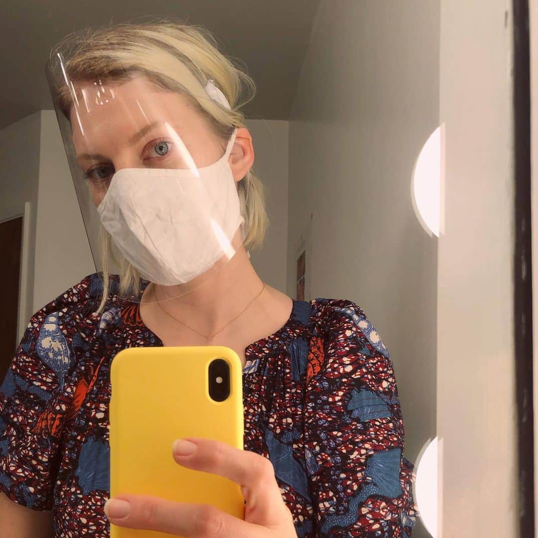 Anna Lylesのインスタグラム：「Doing my part. Working, but with every safety precaution. Thankful for the opportunity to work through this time. Thankful for my health. Thankful for the scientists fighting to educate us how to beat this virus 🙏 #wearamask #scienceisreal *sanitizing my hands after this post*」