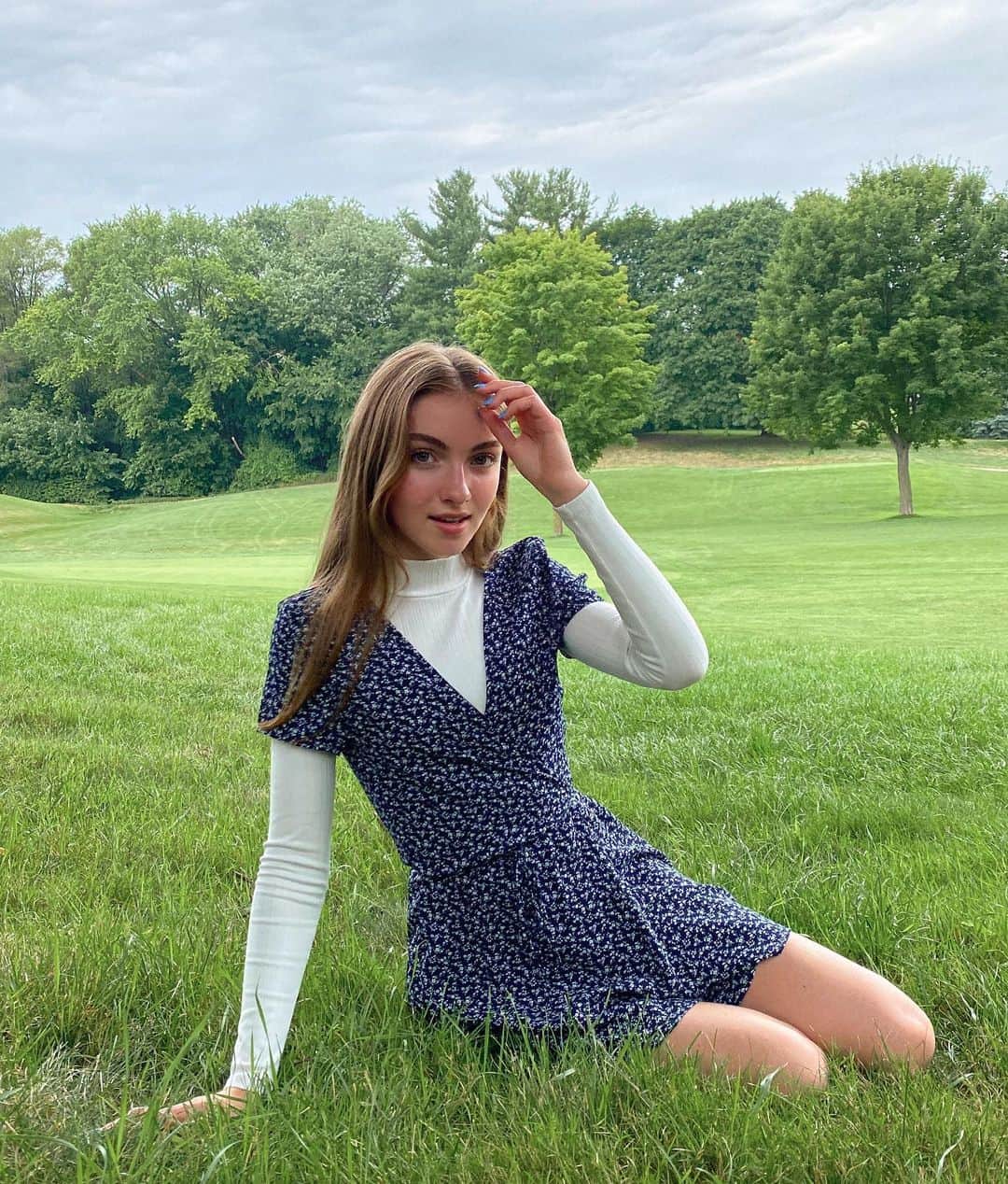 ローレン・オーランドのインスタグラム：「turtlenecks in july 🌞」