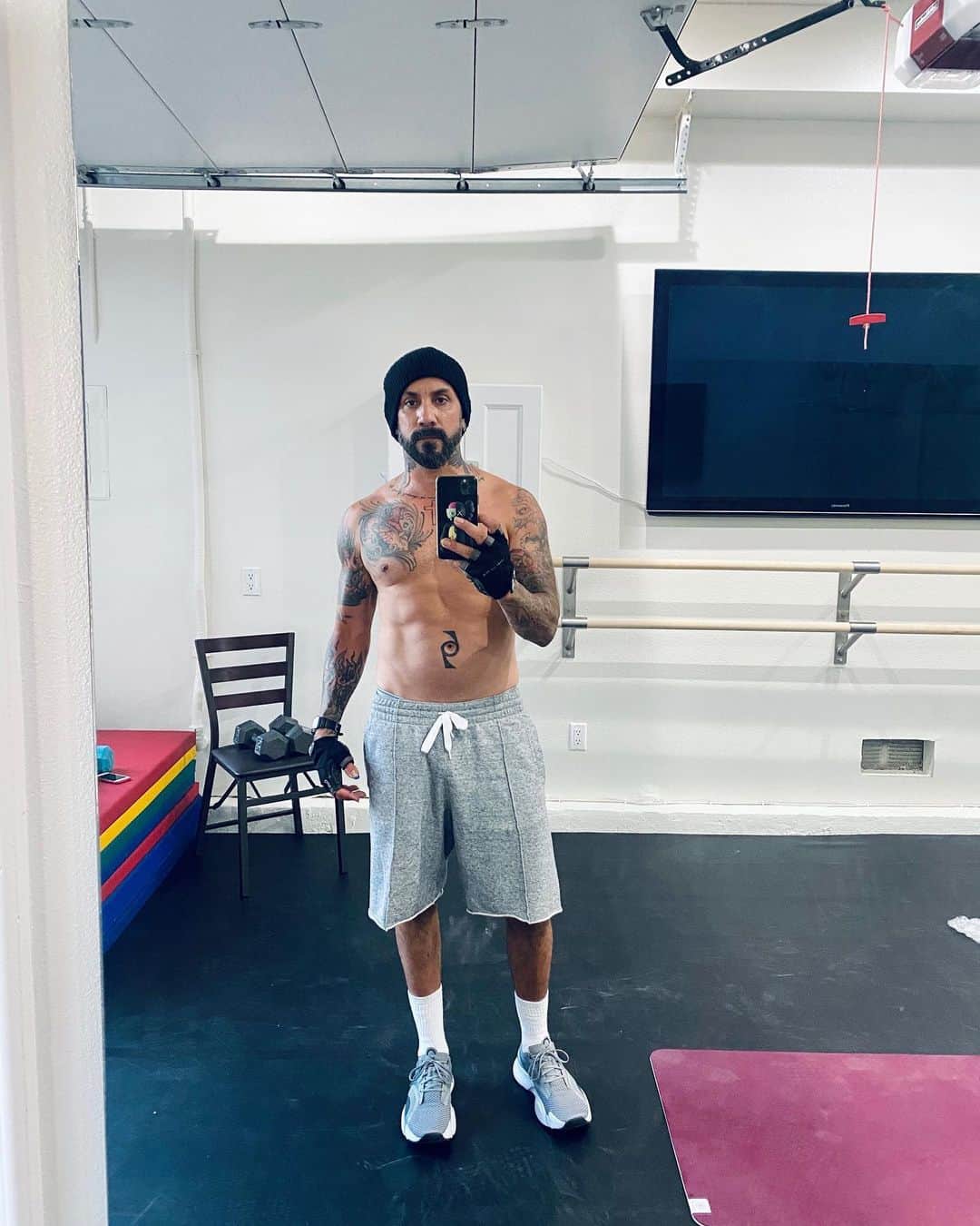 A.J.のインスタグラム：「I’ve been busting my ass for months and I’m really happy with the results so far. Check out the TikTok I just posted from my home gym, link in my stories!」