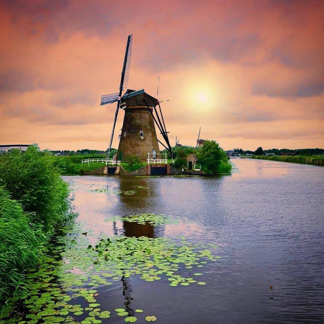 Lonely Planetのインスタグラム：「Who else can’t get enough of the Dutch beautifulness in #kinderdijk?🧡 Today’s #lonelyplanet regram comes from @carolina__schmidt. Let us know who you want visit this windmill with in the comments and double tap if this gorgeous photo is giving you major wanderlust.」