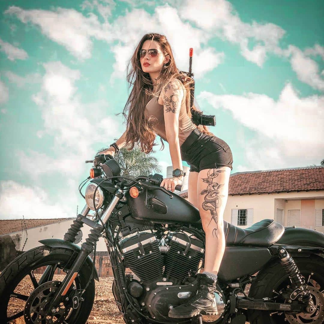 Anna Vargasのインスタグラム：「"Que nada nos defina, que nada nos sujeite. Que a liberdade seja a nossa própria substância [...]" (Beauvoir, S.) #TBT #harleydavidson #motorcycle」