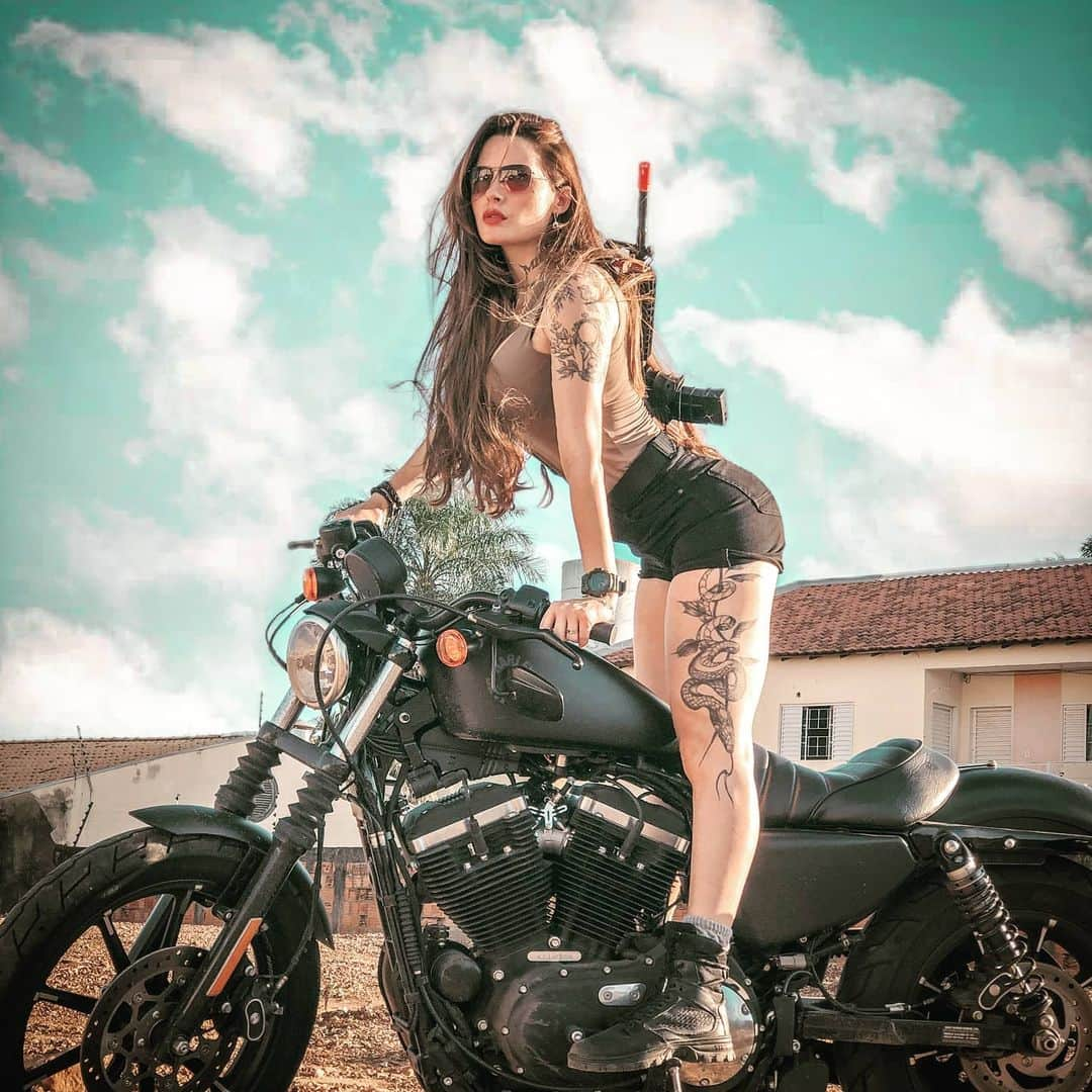 Anna Vargasさんのインスタグラム写真 - (Anna VargasInstagram)「"Que nada nos defina, que nada nos sujeite. Que a liberdade seja a nossa própria substância [...]" (Beauvoir, S.) #TBT #harleydavidson #motorcycle」7月17日 1時23分 - myst.shots