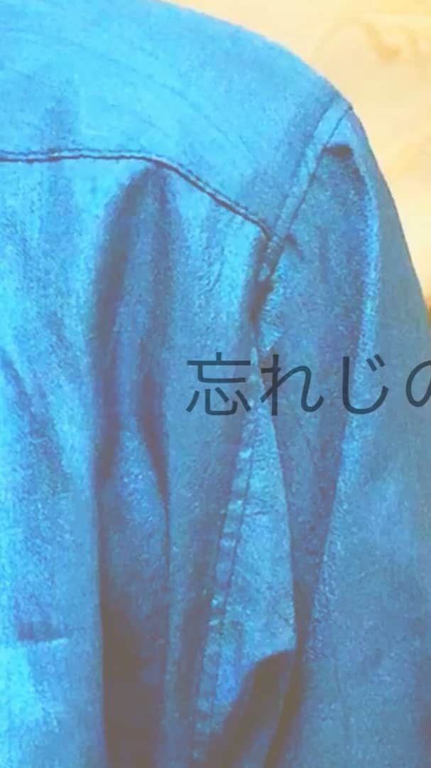 春川芽生のインスタグラム：「. #弾き語り ならぬ 押し語りチャレンジ、 ここへきて、押しもしなくなりました。 もう録音すれば良！！？ と思いながらも、 音源とともに直で撮るというスタイルだけは 繋ぎ止めてみました🤝笑 #でもハモり入れてみんかいッッ #ほでハモりむずいんかいッッ(??)  CMで聴いた時から歌声と世界観に ぅピピン！とうちぬかれた『忘れじの言の葉』  ~~~~~~~~~~~ 言の葉を紡いで 微睡んだ泡沫 旅人迷いこむ 御伽の深い霧  差し伸べた手のひら そっと触れる予感 受け止めて零れた 光のひとしずく  面影虚ろって 微笑んだ幻 想いの果てる場所 まだ遥か遠くて  求め探して彷徨ってやがて詠われて 幾千幾万幾億の旋律となる  いつか失い奪われて消える運命でも それは忘れられる事なき物語  #安次嶺希和子 #忘れじの言の葉 #歌ってみた」