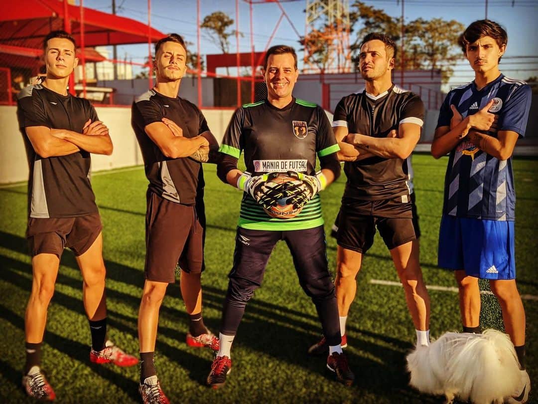 アレッサンドロ・ローザ・ヴィエイラのインスタグラム：「Saiu vídeo no canal #Futbrothers com @abnerfreestyle @adonias @goleiroflamarion21 @enzo12mendes - Tá sensacional!  LINK NO STORIES」