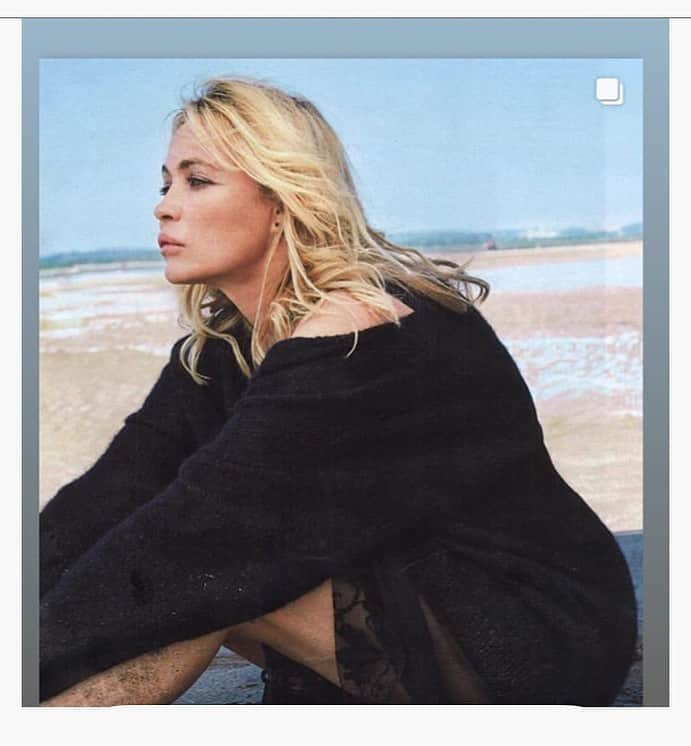エマニュエル・ベアールのインスタグラム：「🐬📷 @sylviecastioni styled by  @fanelie_patras makeup 💄  @oceane_mua ...clothes @deyanera.athens 💙」