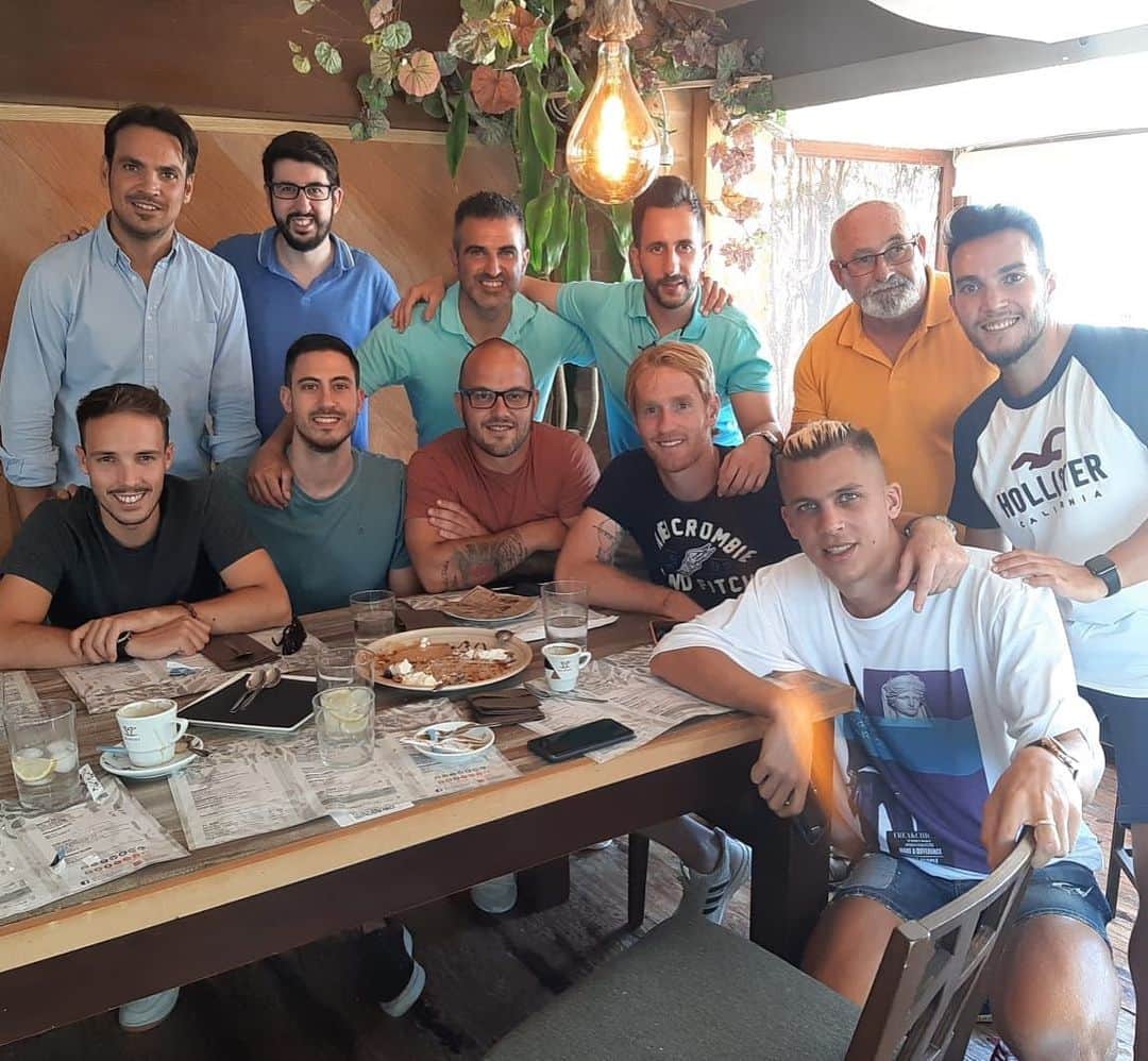 アレハンドロ・フェルナンデス・イグレシアスのインスタグラム：「Ellos hacen el trabajo que no se ve, seguramente el más difícil, y ellos son grandes culpables del ascenso a Primera División, sin olvidarnos de muchos que no están en esta foto...Gracias!! 😁  #Fisios #Doctores #DptoPrensa #Mantenimiento #Utilleros #Marketing #Jardineros ... ✊🏻」