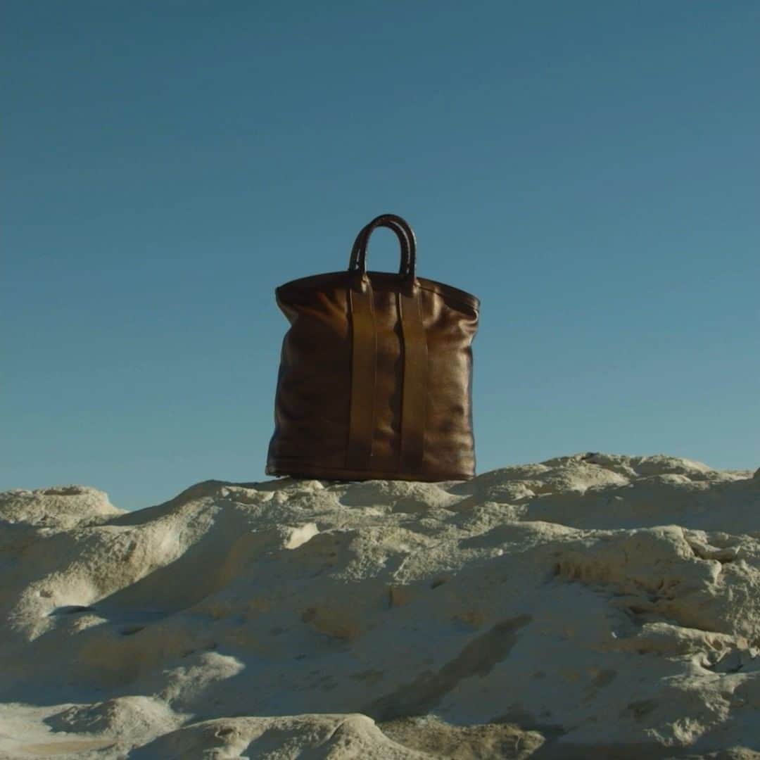 サントーニのインスタグラム：「“Origini”. For this SS21, we pay homage to our cherished home, Le Marche region, with shades from Sirolo, Adriatico and Maiolica inspired by the landscape.   Creative direction: @socialriseofficial  Video: @fabrizioalbertini  Styling: @alessiavanini   #Santoni #SantoniSS21 #mfw #MilanDigitalFashionWeek #makersofbeauty」