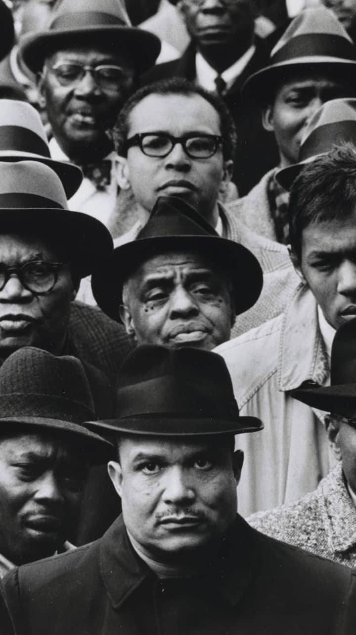 のインスタグラム：「“It’s always better to take that venom, that thing that builds hatred in you, and to turn it into work.”  For over half a century, from the 1940s to the 2000s, #GordonParks captured American life with his powerful photographs. Today, his work offers the opportunity to reckon with the hard truths of our history.  After getting his first camera at the age of 25, Parks used this “weapon of choice” to attack issues including racism, poverty, urban life, and injustice. He became the first African American staff photographer at Life magazine—an immensely influential platform in the golden age of photo-illustrated magazines that not only allowed his art to be seen by many but also brought a nuanced, empathic, and, critically, a Black perspective to the stories and depictions that he shared.  Tonight at 8:00 p.m. EDT, join us for a live Q&A about Parks’s work and legacy with curator @thesarahmeister and scholars Nicole Fleetwood (@nifleetwood) and Khalil Muhammad (@kgibransr).  Explore our #MoMAVirtualViews at mo.ma/gordonparks or the link in our bio. @gordonparksfoundation」