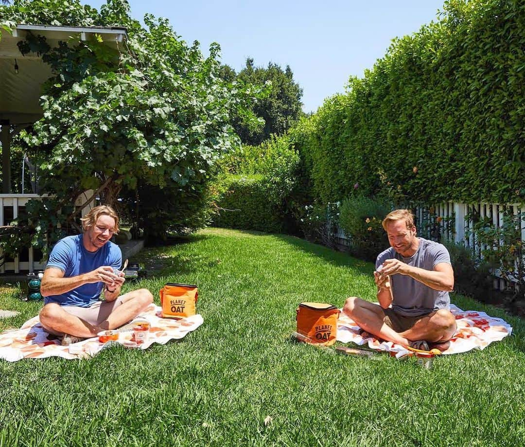 ライアン・ハンセンさんのインスタグラム写真 - (ライアン・ハンセンInstagram)「#ad Oh heck yea...sundaes with @daxshepard just made me 🤤. @planetoat Non-Dairy Frozen Desserts got me all excited for some fun in the sun with my brother from another mother. Want to share one with your bestie? Click the link in bio to find out how. #planetoatsummer #budgoals」7月17日 2時00分 - hiryanhansen