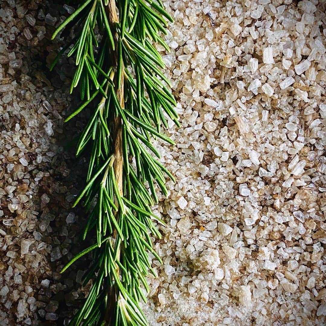 ケリスのインスタグラム：「Bring on the calm , rosemary has many medicinal properties I think we forget because it’s common. Ours is farm grown right here at my place . We smoke the best sea salt for 10 hours this batch is infused with CBD . It’s a finishing salt packed perfect for you to take on your summer road trips or sit on your counter ready for every plate. This will be in tomorrow’s 7/17 GOLD MINE BOX on sale live at 12 noon pst time . You deserve this @bountyandfull it’s a lifestyle.  #salt #medicinalherbs #food #smoked #cbd #cbdproducts #goodforyou #cheflife #quarentine #goodlife #goodlifestyle #selfcare」