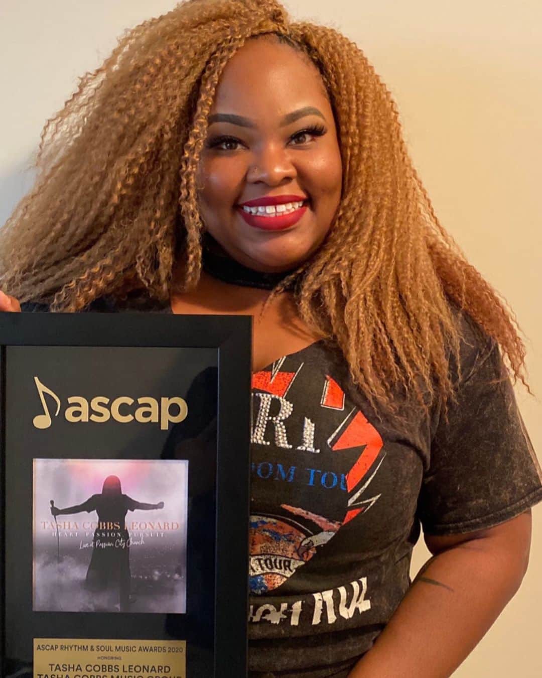 ASCAPさんのインスタグラム写真 - (ASCAPInstagram)「👑 @tashacobbsleonard 👑 with her #ASCAPAwards for "You Know My Name (Live)"」7月17日 2時10分 - ascap
