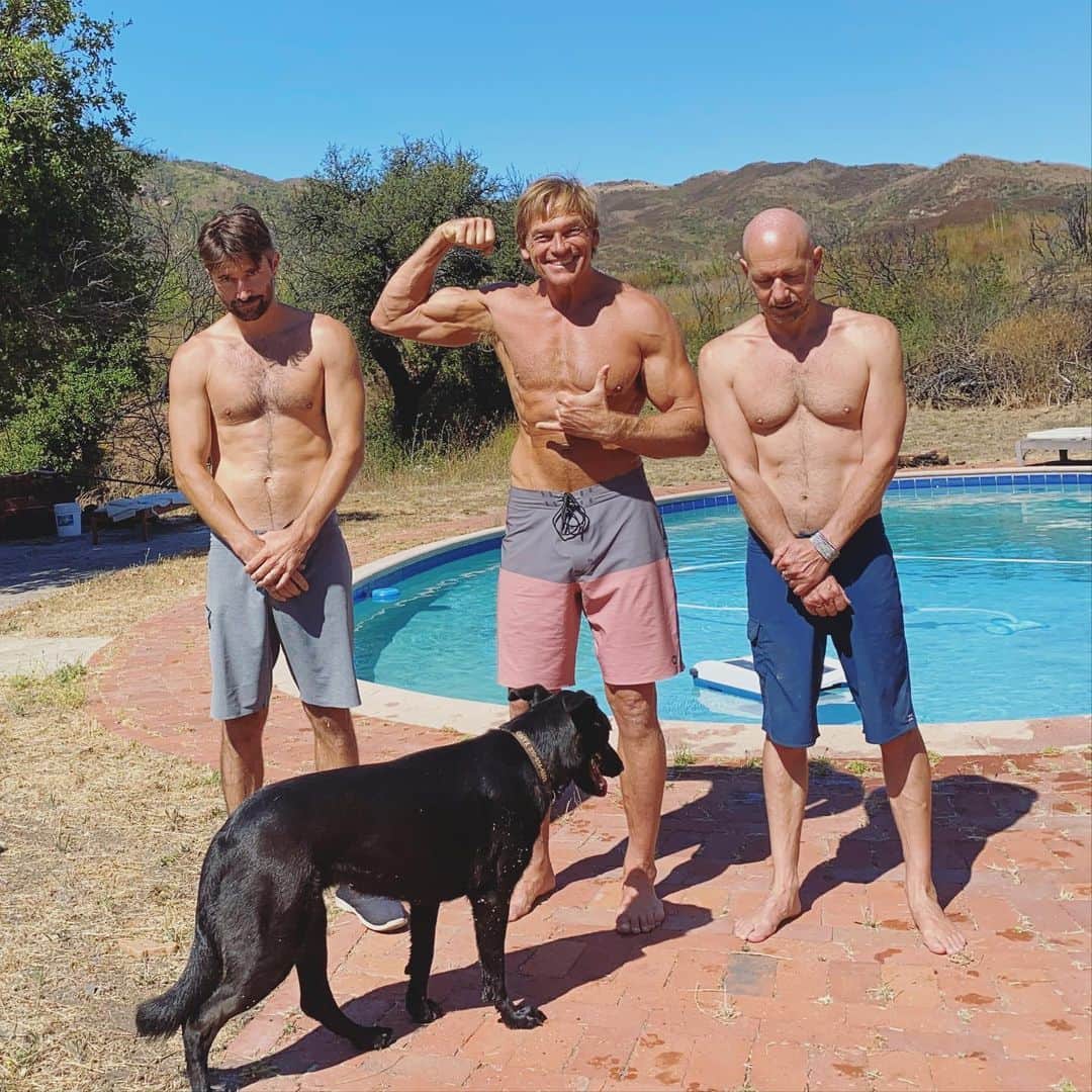ブランドン・ジェンナーのインスタグラム：「One of us has the #1 show on Netflix right now..... Can you guess who!? Here’s a hint: Dogs can obviously smell success 🙄」